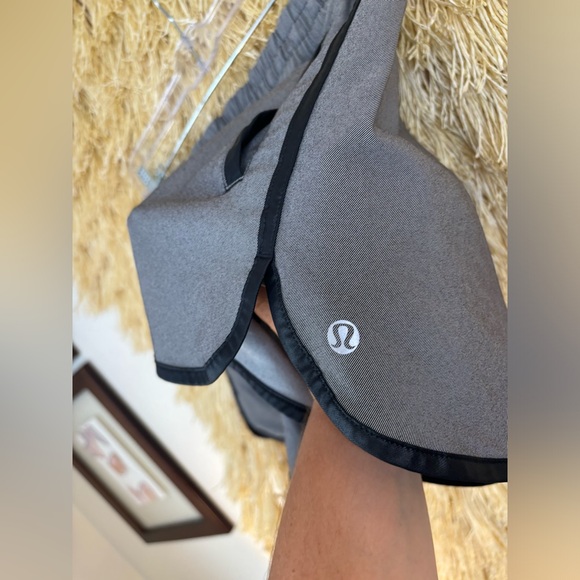 Lululemon💎EUC VINTAGE🦄Varsity Shorts 2014🦄Black (grey denim effect)🦄Size 6 - Picture 8 of 16